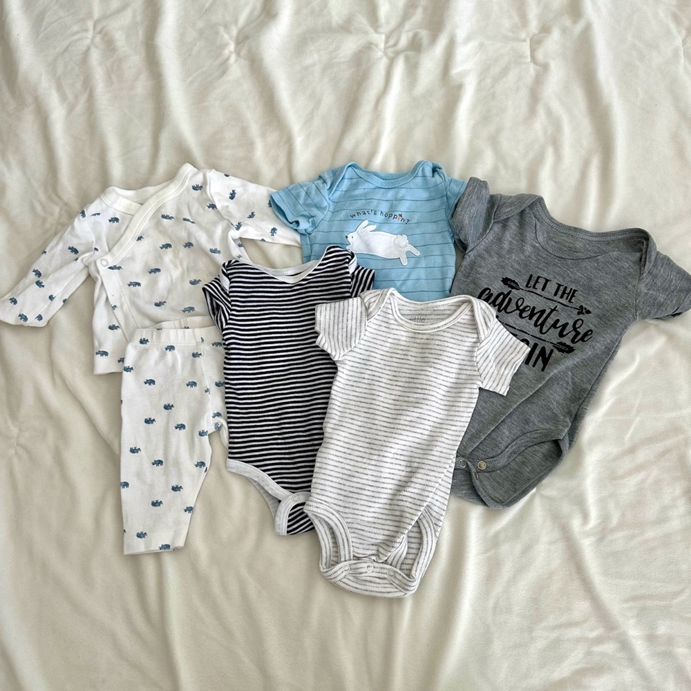Neutral, baby boy 0-3m onesies and matching set.
